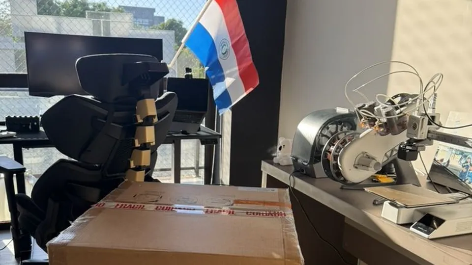 Escritório com uma caixa grande e a bandeira do Paraguai na janela