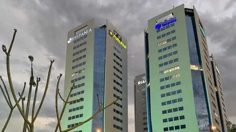 Duas torres de vidro iluminadas ao entardecer
