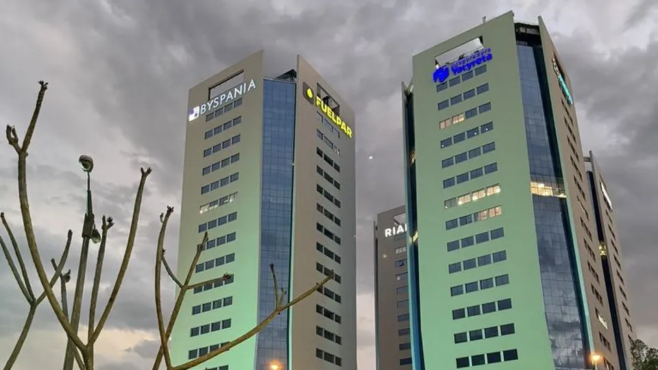 Duas torres de vidro iluminadas ao entardecer