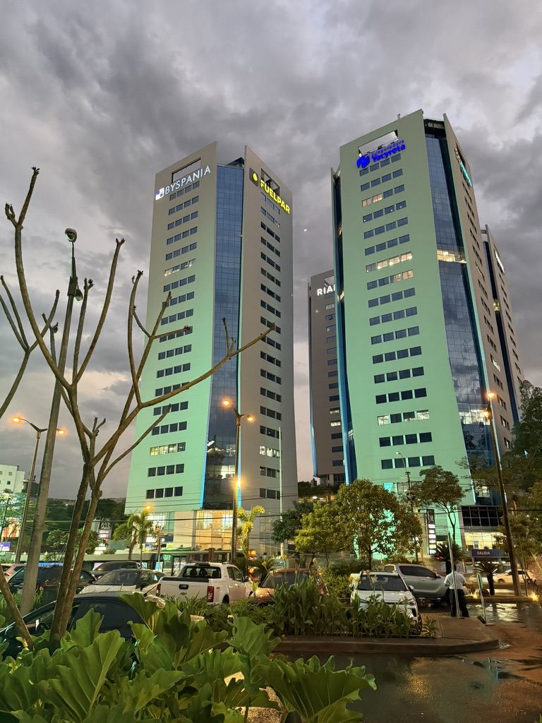 Duas torres de vidro iluminadas ao entardecer